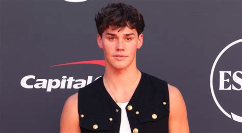 is noah beck gay|TikTok Star Noah Beck Opens Up About & Clarifies His Sexuality.